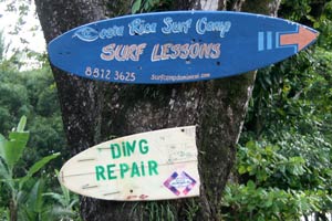 Surfboard rental, surfboard repair, surf lessons, surf camps, ..., everything that has to do with surfing is availbale in Dominical.